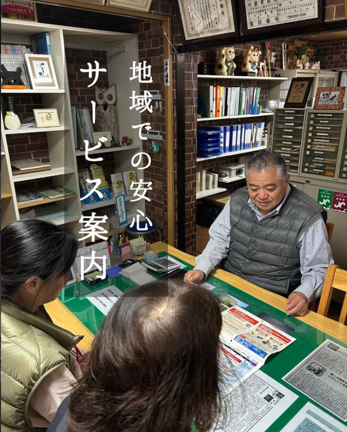 ホームガイドの店内でお客様の相談に応じる野下代表